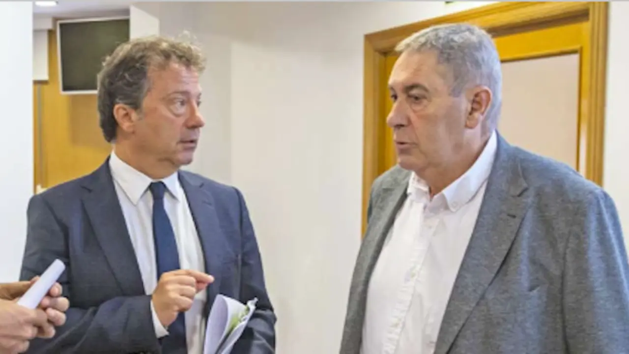El consejero de Ganader&iacute;a, Pablo Palencia (iz), durante la presentaci&oacute;n de la 28o edici&oacute;n del Memorial Jos&eacute; Ruiz Ruiz. / AlertA