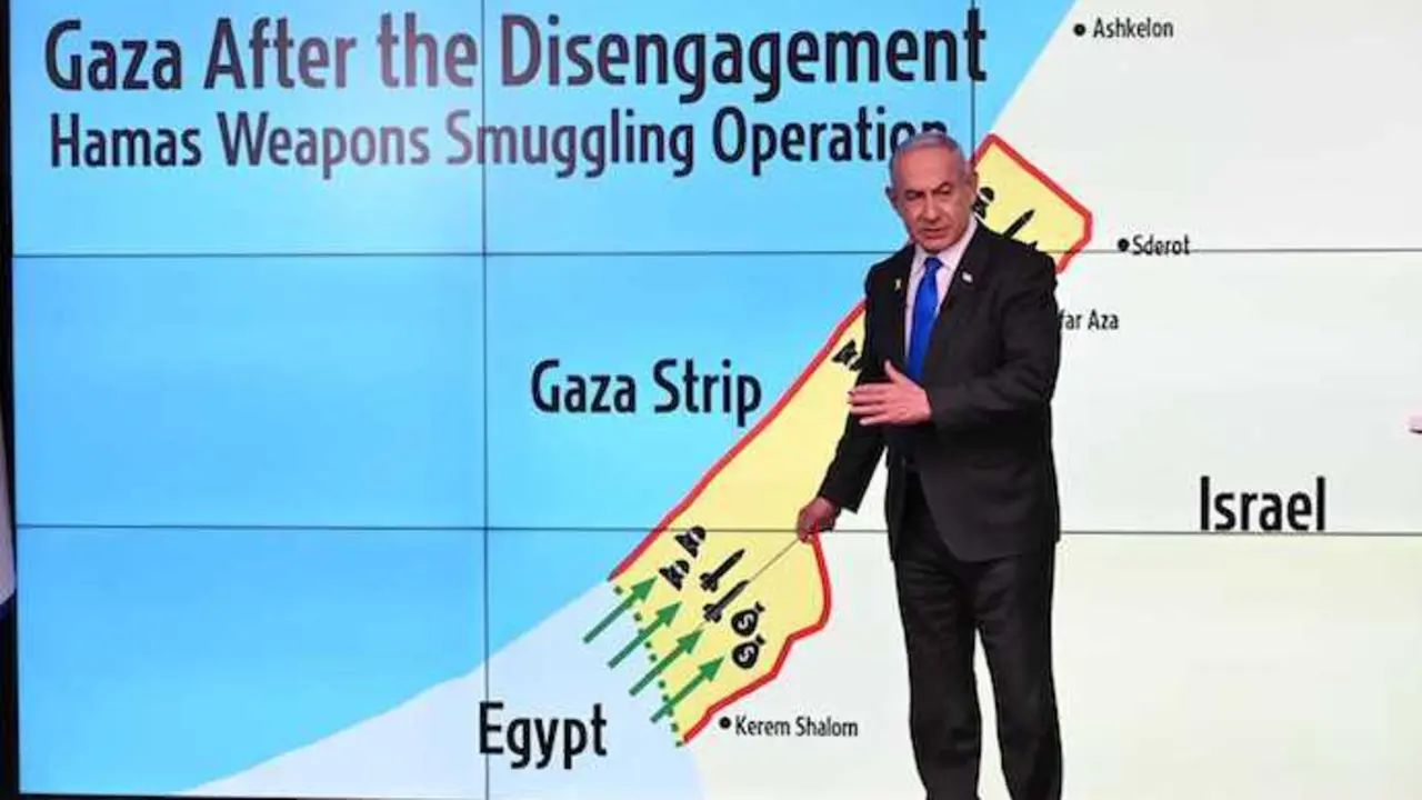 El primer ministro de Israel, Benjamin Netanyahu, se&ntilde;ala un mapa de la Franja de Gaza durante una conferencia de prensa. / DPA