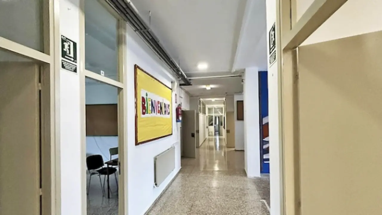 El pasillo del Colegio Marz&aacute;n renovado con una fresca capa de pintura, listo para recibir a los estudiantes en un ambiente revitalizado. / A.E