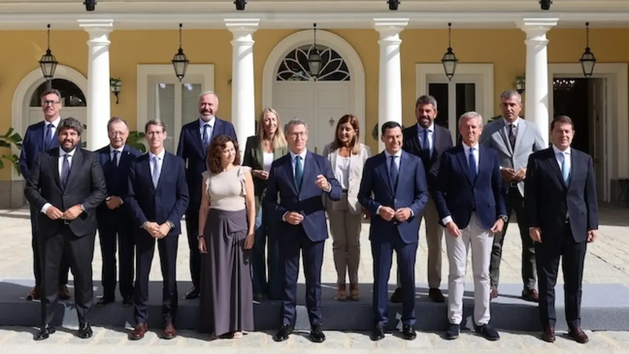 Foto de familia, el presidente del PP, Alberto N&uacute;&ntilde;ez Feij&oacute;o, junto a los barones del PP, al llegar a una reuni&oacute;n con los presidentes auton&oacute;micos del Partido Popular, en el Palacio de los Duques de Pastrana, a 6 de septiembre de 2024, en Madrid (Espa&ntilde;a). Durante el encuentro, al que acuden los once presidentes auton&oacute;micos del PP, buscan exhibir una foto de unidad con la financiaci&oacute;n auton&oacute;mica y denuncian el intento de "divisi&oacute;n" que, a su juicio, &lsquo;&rsquo;pretende el Gobierno al asegurar que la financiaci&oacute;n singular de Catalu&ntilde;a puede extenderse a otras comunidades&rsquo;&rsquo;. Con este objetivo, han pactado un documento que suscriben hoy en el que se comprometen a tratar la financiaci&oacute;n solo en "foros multilaterales". leer menos

Firma: Marta Fern&aacute;ndez / Europa Press