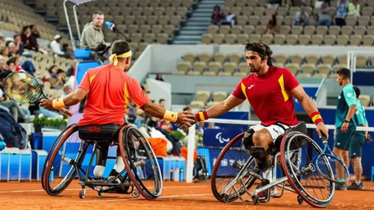 De la Puente y Caverzaschi durante un partido de dobles en Paris 2024. / CPE