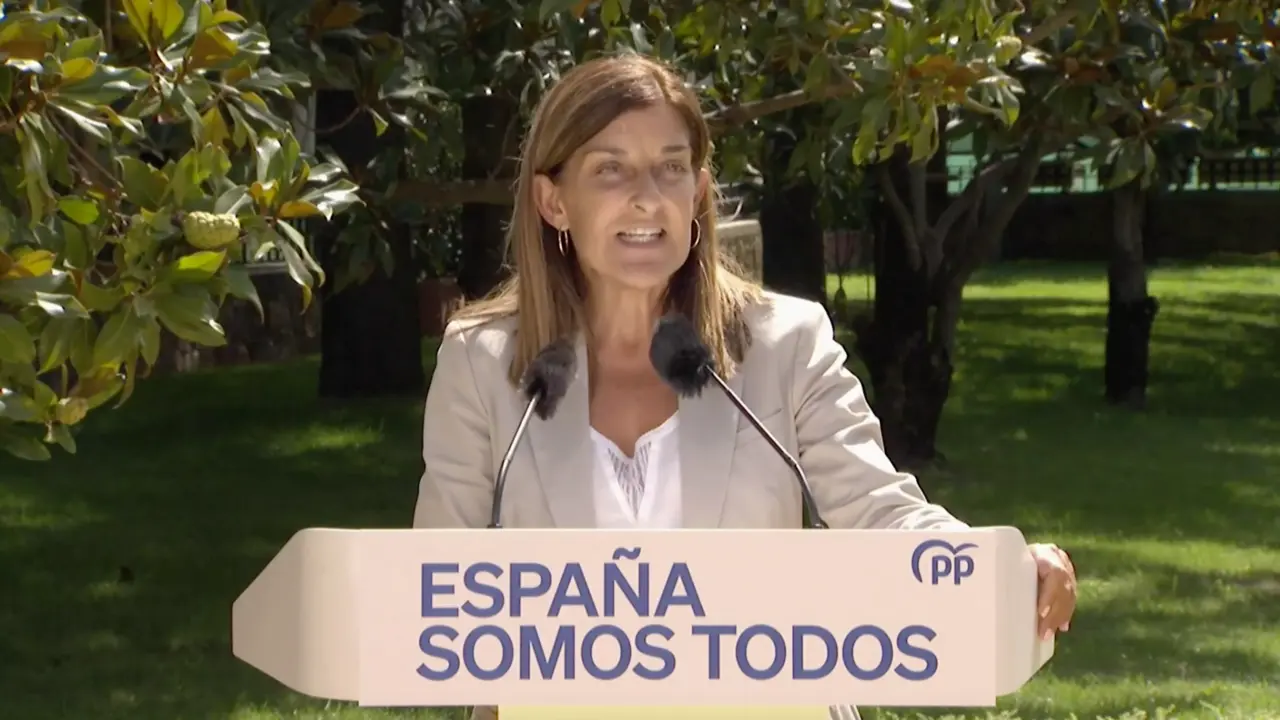 La presidenta de Cantabria, Mar&iacute;a Jos&eacute; S&aacute;enz de Buruaga, tras la reuni&oacute;n con Feij&oacute;o. / A.E.
