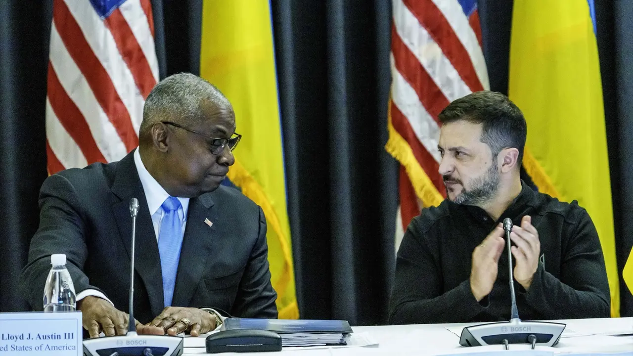 Lloyd Austin (izq.), secretario de Defensa de Estados Unidos, y Volodimir Zelenski, presidente de Ucrania, se miran durante la reuni&oacute;n del Grupo de Contacto de Ucrania en la Base A&eacute;rea de Ramstein. / Andreas Arnold