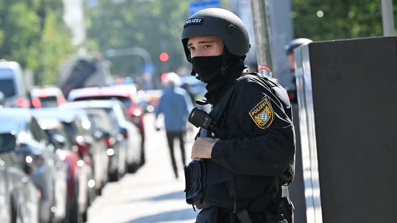 Un agente de la Polic&iacute;a de Alemania durante una operaci&oacute;n en la ciudad de M&uacute;nich. / EP