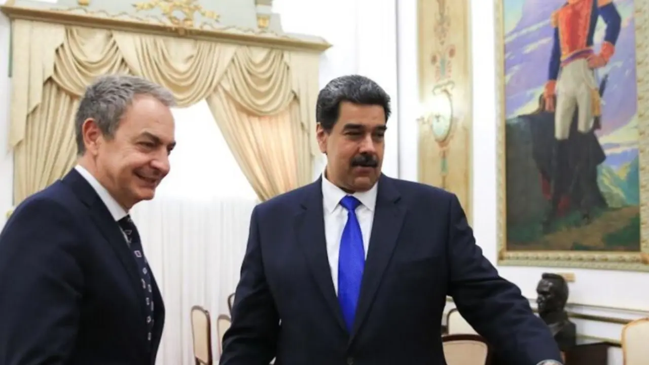 El expresidente espa&ntilde;ol, Jos&eacute; Luis Rodr&iacute;guez Zapatero, junto a Nicol&aacute;s Maduro. / EP / Archivo