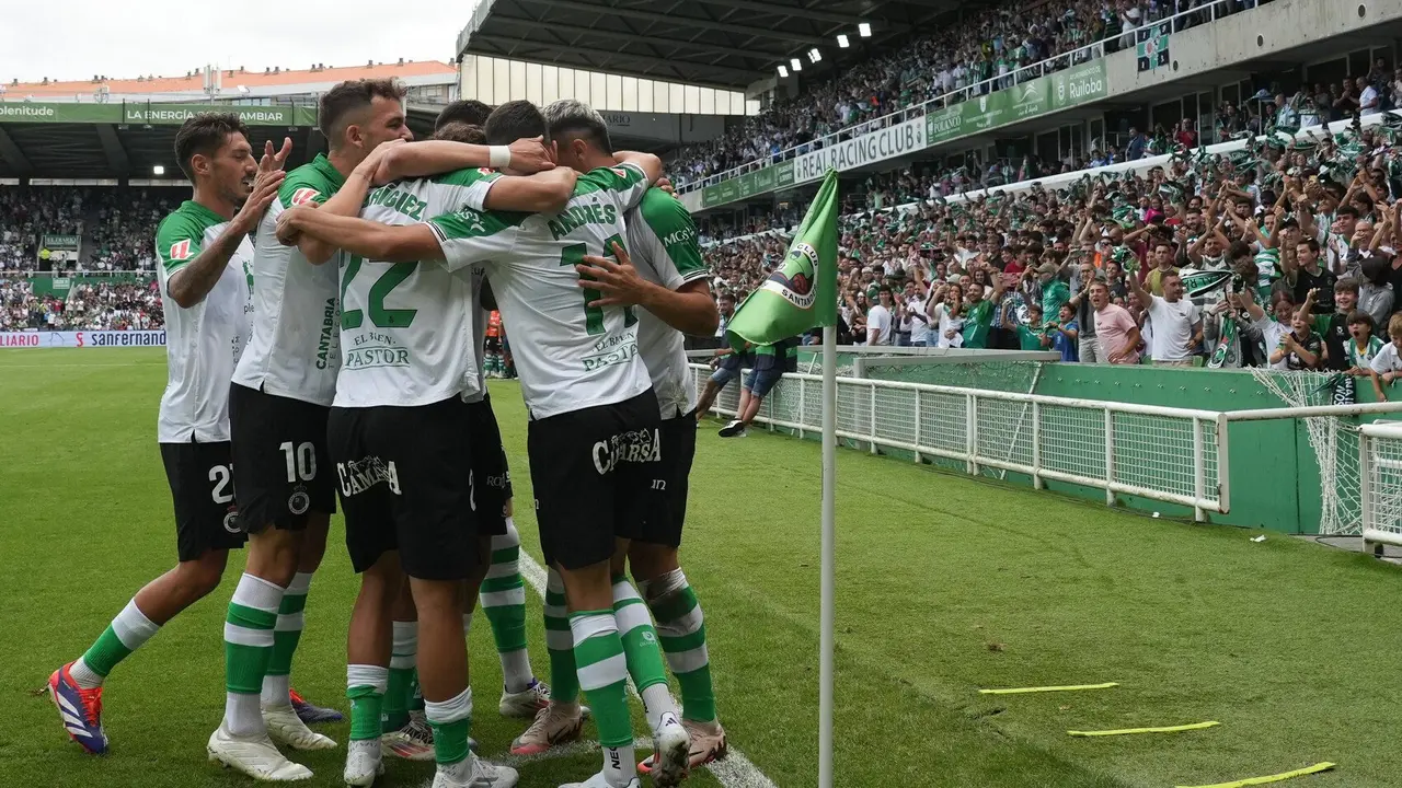 Los jugadores del Racing se abrazan tras un gol en El Sardinero. / RRC