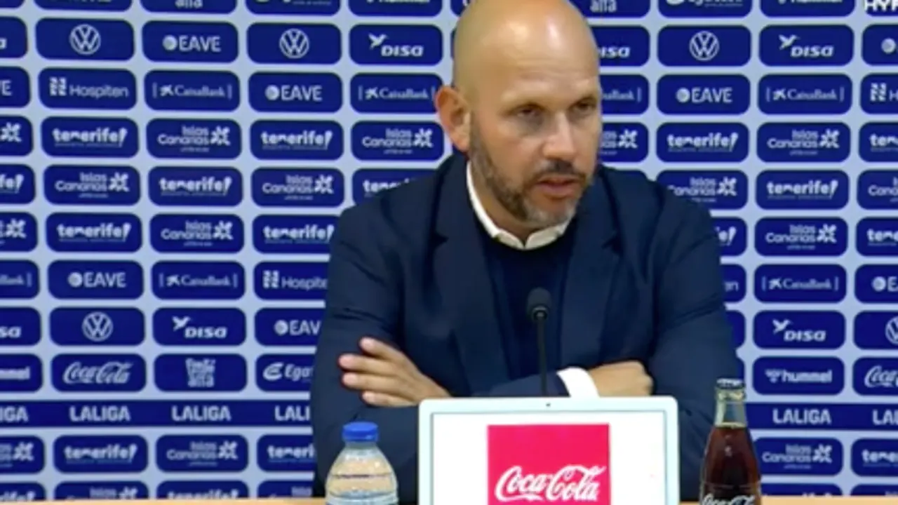 El entrenador del Racing, Jos&eacute; Alberto, tras el partido contra el Tenerife. / A.E.