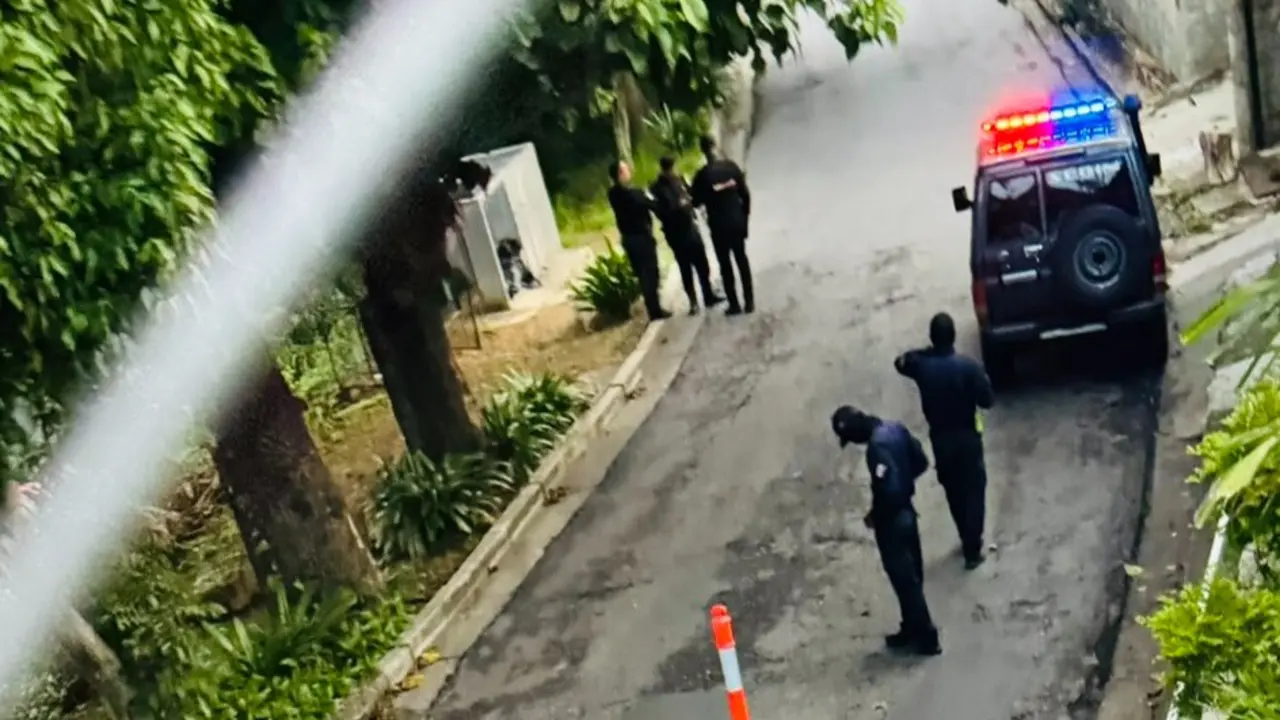 Agentes de la polic&iacute;a en las afueras de la embajada en Caracas. / Red social X
