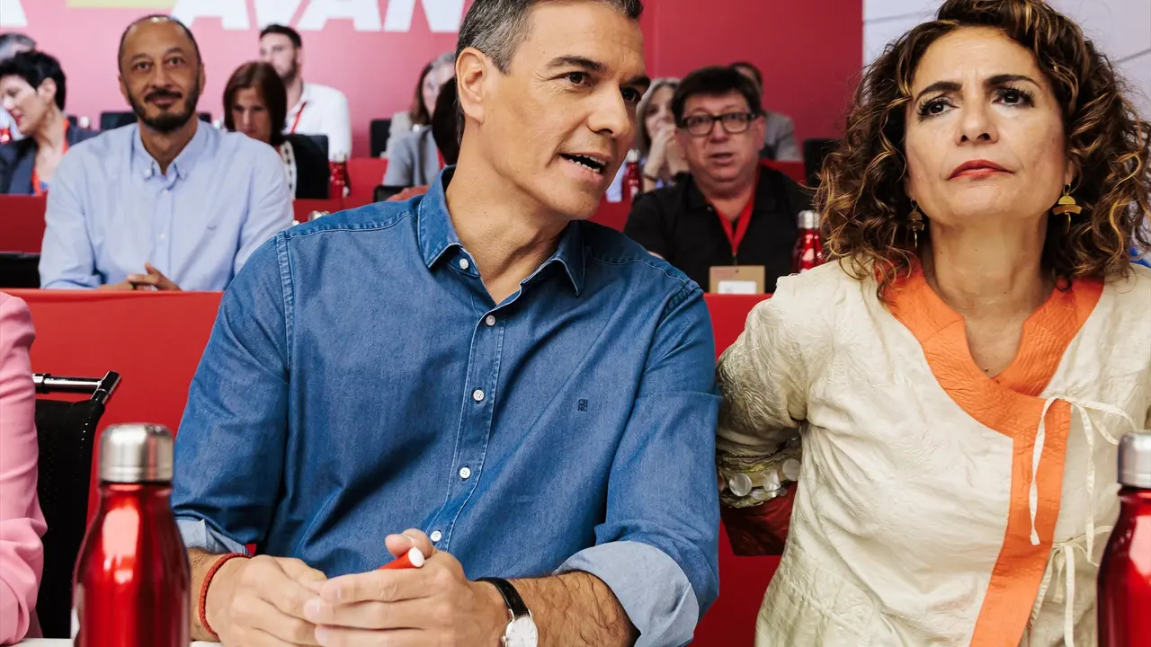 El secretario general del PSOE y presidente del Gobierno, Pedro S&aacute;nchez, y la vicesecretaria general del PSOE, vicepresidenta primera del Gobierno y ministra de Hacienda, Mar&iacute;a Jes&uacute;s Montero. / Carlos Luj&aacute;n