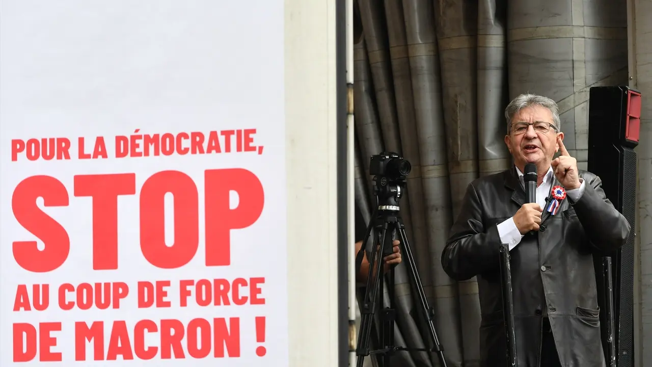 Jean-Luc Melenchon presente en la manifestaci&oacute;n contra el ''golpe de fuerza'' del presidente franc&eacute;s Emmanuel Macron. / EP