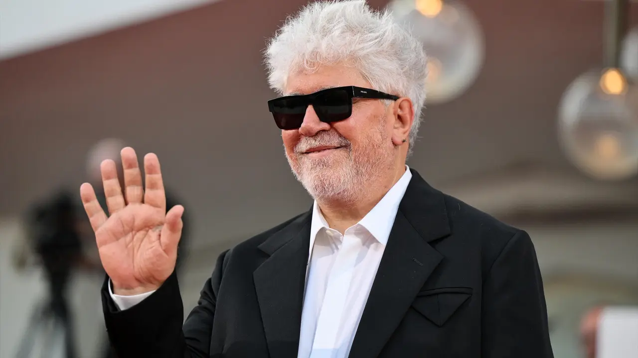 El director y guionista espa&ntilde;ol Pedro Almod&oacute;var llega a la ceremonia de clausura del 81.&ordm; Festival Internacional de Cine de Venecia. / Ettore Ferrari