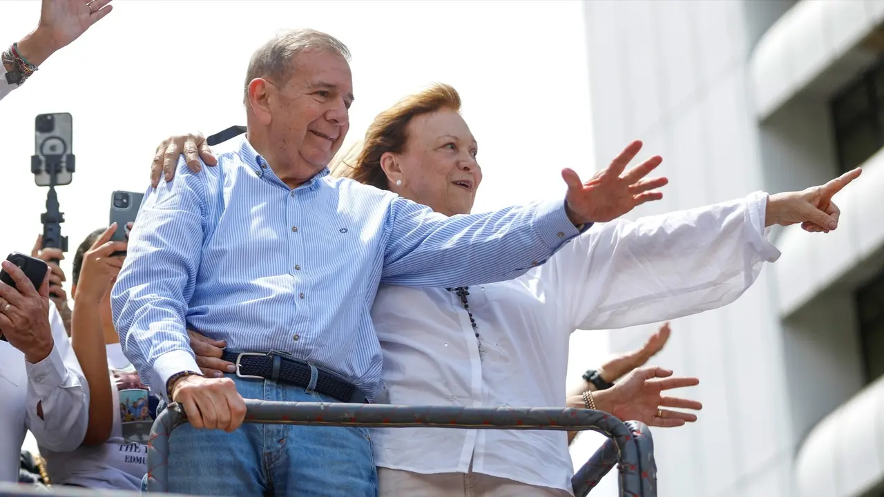 El l&iacute;der opositor venezolano, Edmundo Gonz&aacute;lez, junto a su esposa, en un acto pol&iacute;tico en Caracas. EP / Archivo