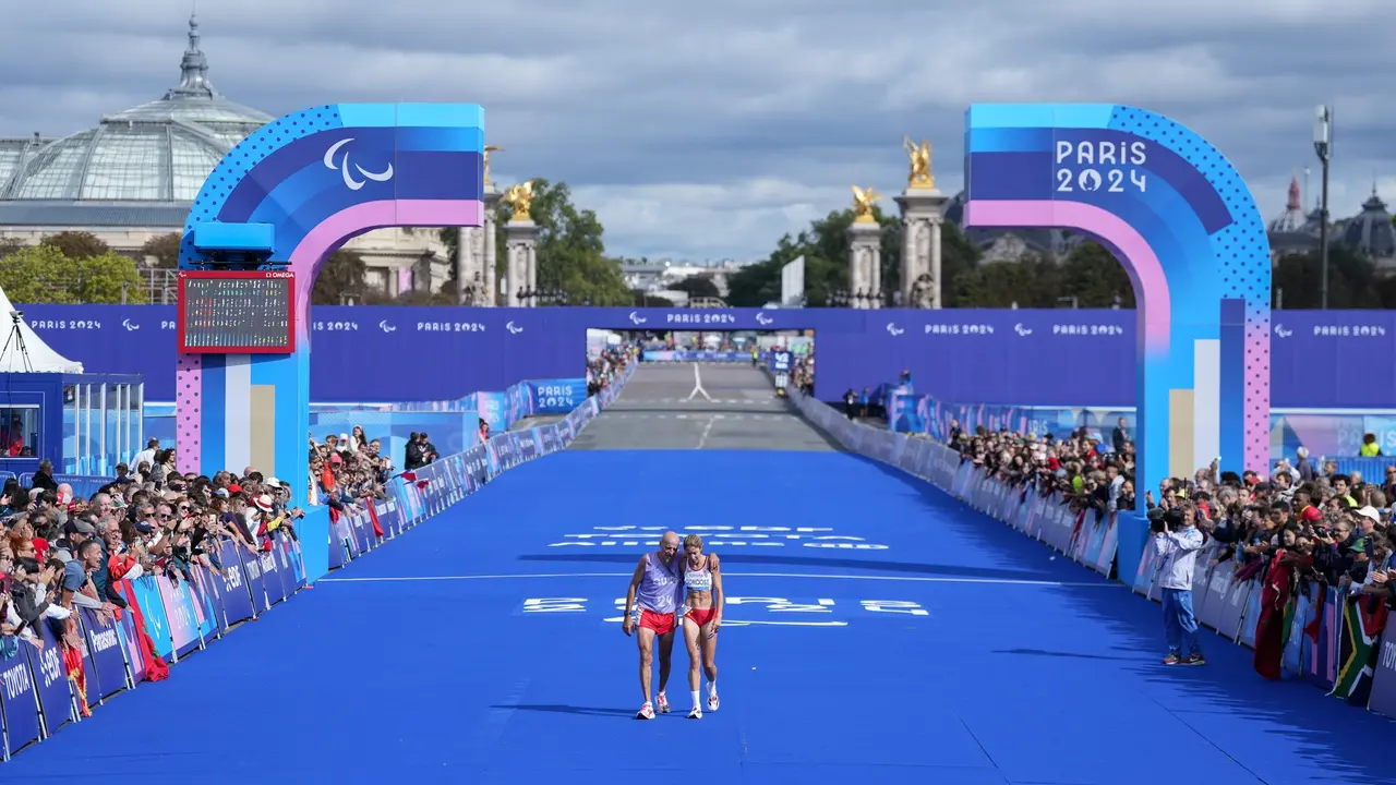 Elena Congost y su gu&iacute;a Mia Carol, medalla de bronce en el marat&oacute;n. Juegos Paral&iacute;mpicos Par&iacute;s 2024. &copy;&nbsp;Gorka Leiza / CPE.