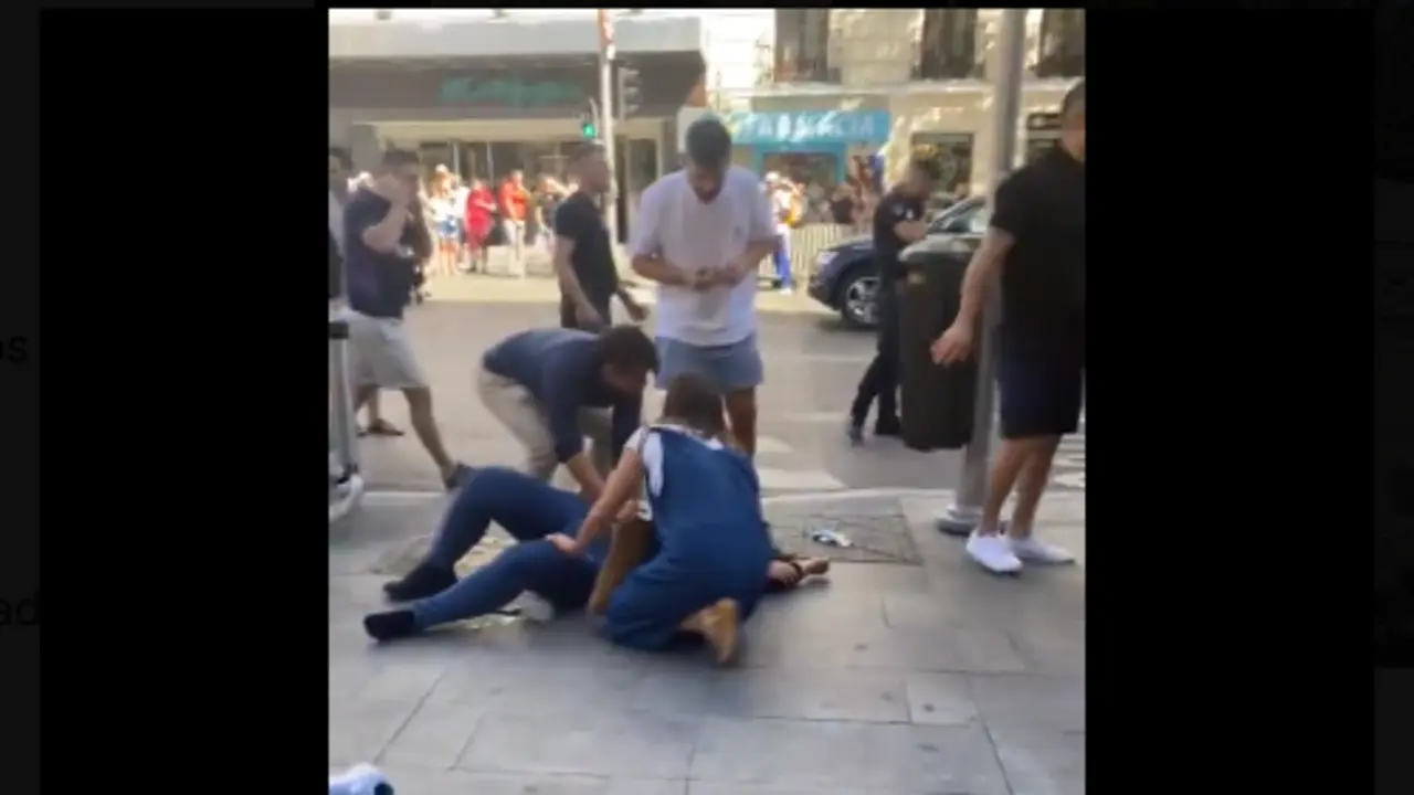 Varias personas atienden a uno de los afectados. / Red social X