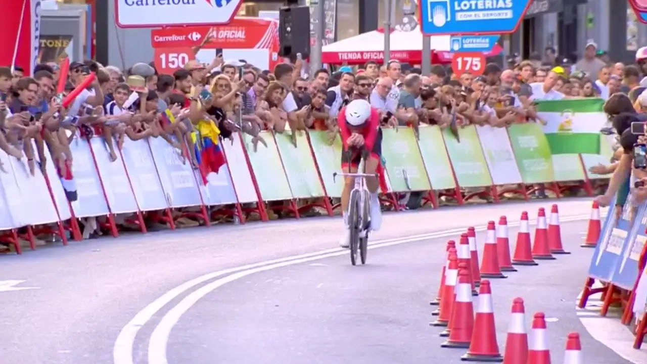 Roglic antes de cruzar la meta en Madrid. / A.E.
