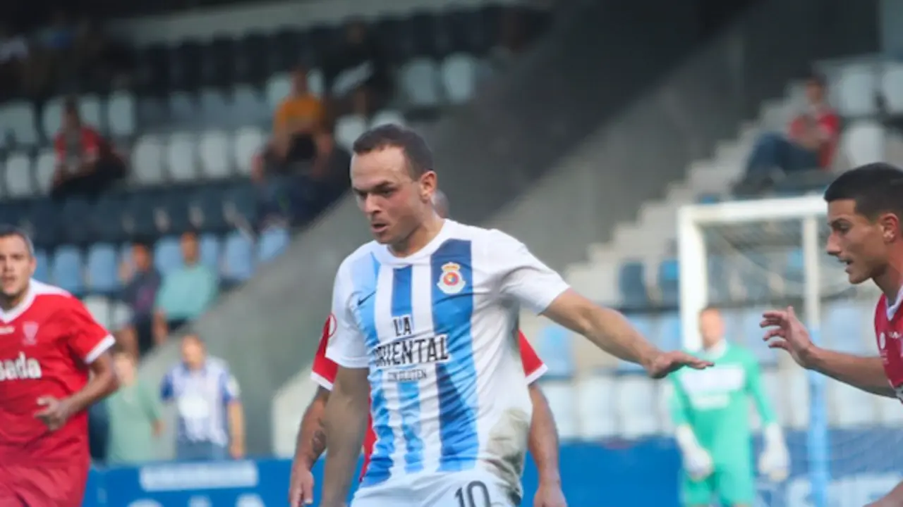 El jugador c&aacute;ntabro Sa&uacute;l Garc&iacute;a, ante el Marino de Luanco. / RSGT