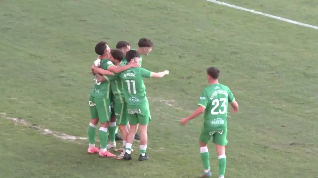 Los jugadores del Rayo Cantabria celebran el segundo gol del partido. / A.E.
