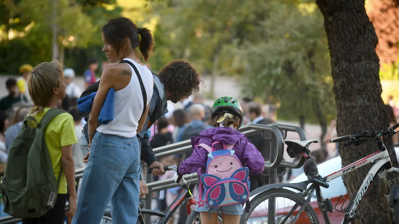 Familiares el primer d&iacute;a del curso escolar, a 9 de septiembre de 2024, en Madrid (Espa&ntilde;a). La Comunidad de Madrid comienza esta semana el curso escolar 2024-2025 con 64.435 docentes al sumar 1.394 profesores nuevos a las aulas y 1.267.286 alumnos, un 0,4 por ciento m&aacute;s. Del total de los alumnos madrile&ntilde;os que comienzan este curso, el 81,7 por ciento acudir&aacute; a centros educativos sostenidos con fondos p&uacute;blicos. &lsquo;Por la vuelta al cole&rsquo; los autobuses de la EMT ser&aacute;n gratuitos hoy y ma&ntilde;ana. leer menos

Firma: Eduardo Parra / Europa Press