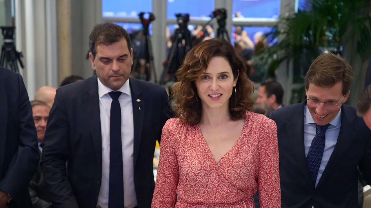 La presidenta de la Comunidad de Madrid, Isabel D&iacute;az Ayuso y el alcalde de Madrid, Jos&eacute; Luis Mart&iacute;nez-Almeida. / Jes&uacute;s Hell&iacute;n