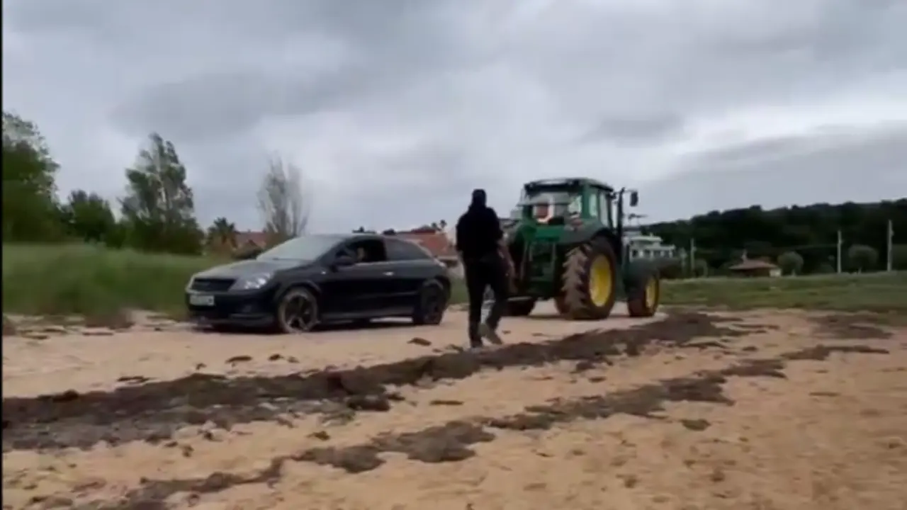 Momento en el que el coche es sacado con un tractor. / IG juanmasantander