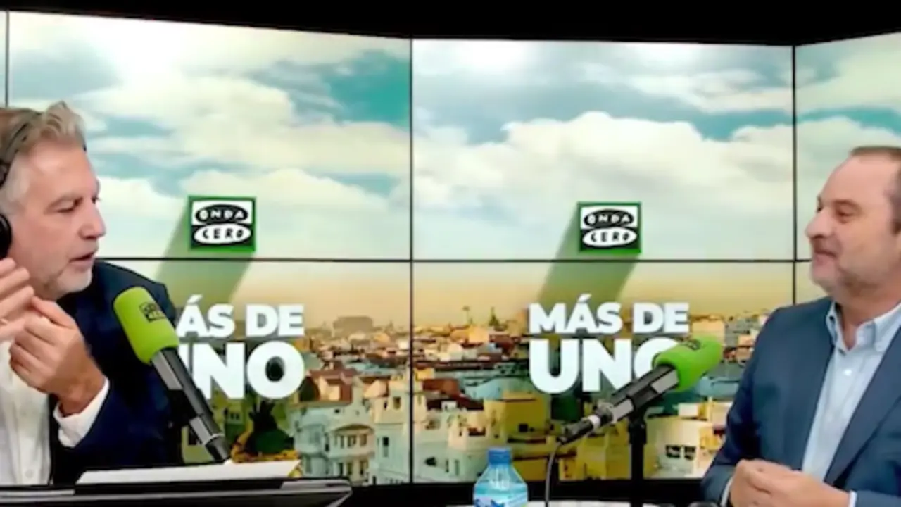 &Aacute;balos durante la entrevista con Alsina. / X