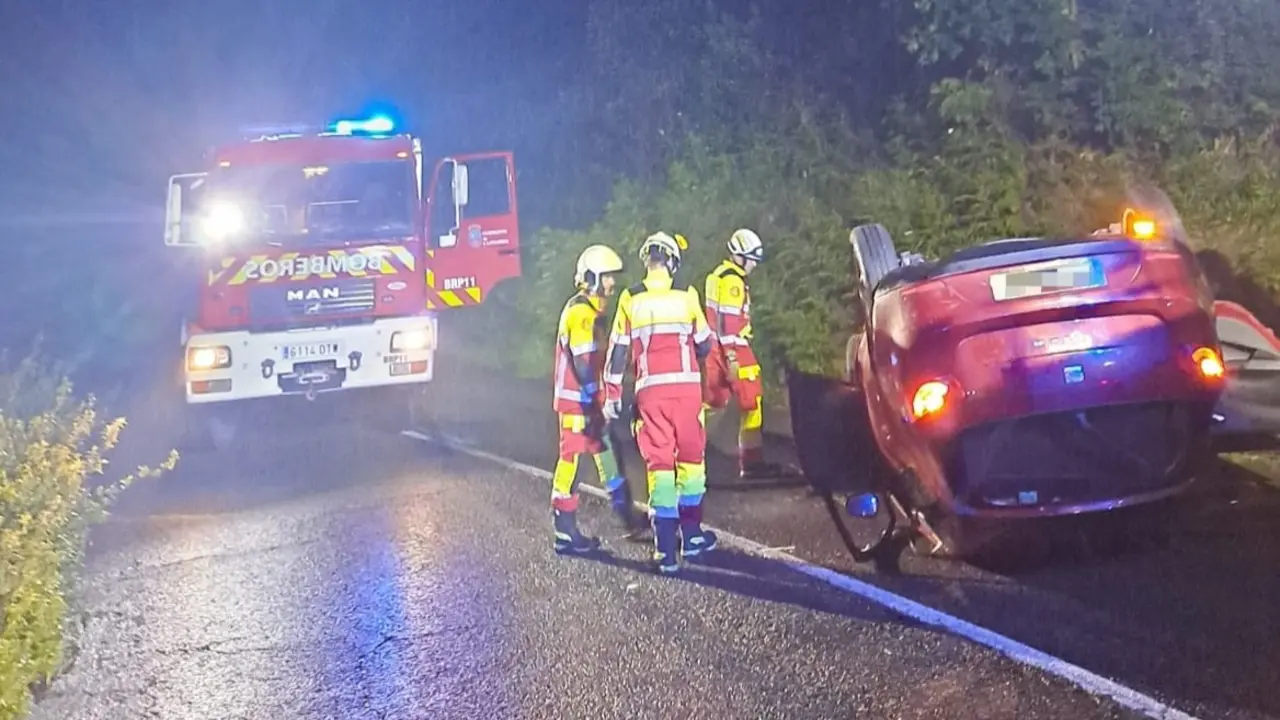 Vuelca un veh&iacute;culo con tres ocupantes en la N-629 en Rasines.