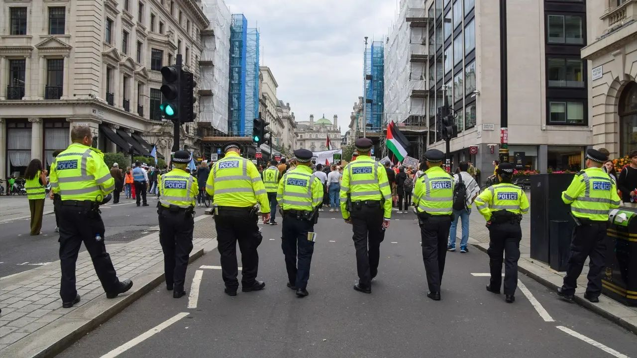 Los agentes de polic&iacute;a observan a los manifestantes en Regent Street St James's. / EP