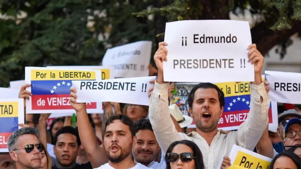 Multitud de venezolanos se congrega frente al Congreso de los Diputados en apoyo a Edmundo Gonz&aacute;lez. / Richard Zubelzu
