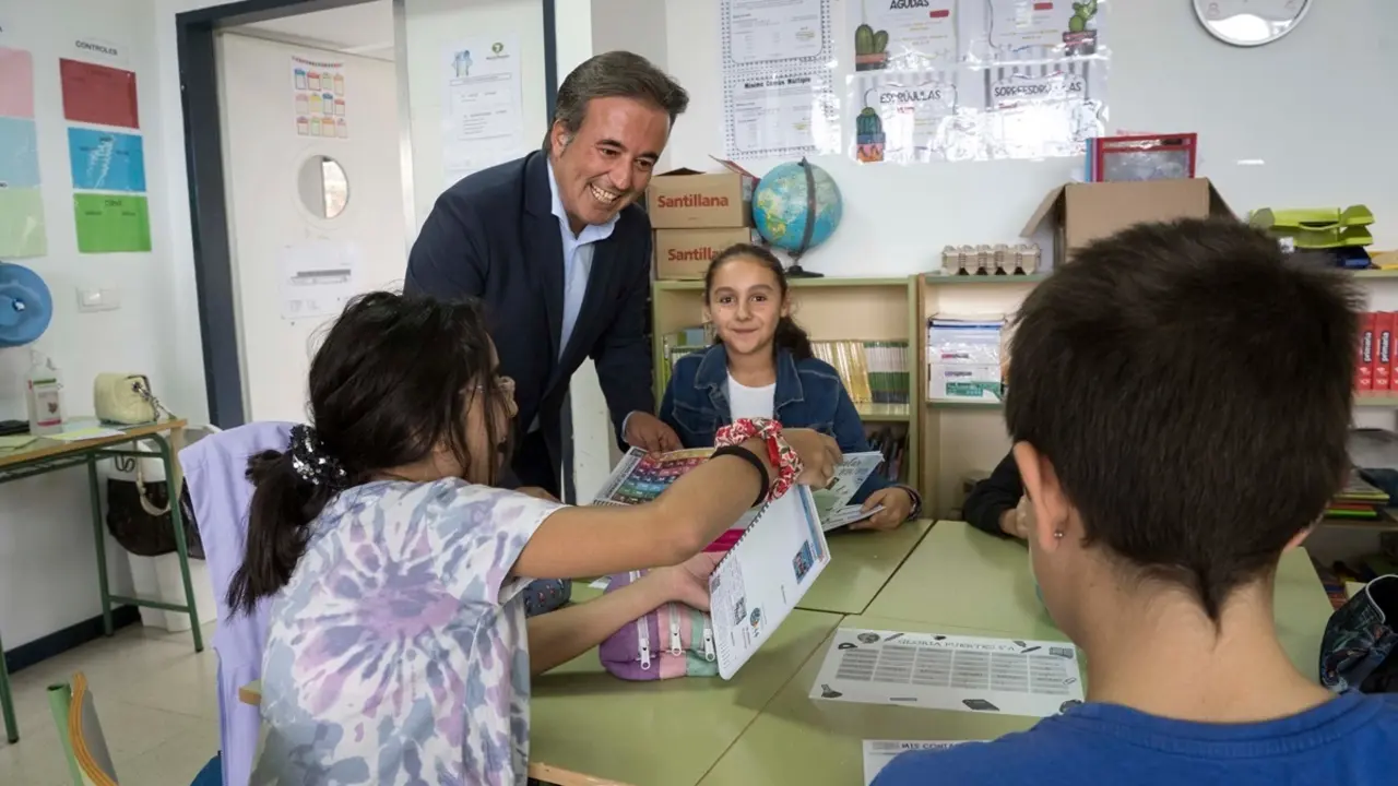 El alcalde de Camargo, Diego Movell&aacute;n entregando las agendas. / Alerta