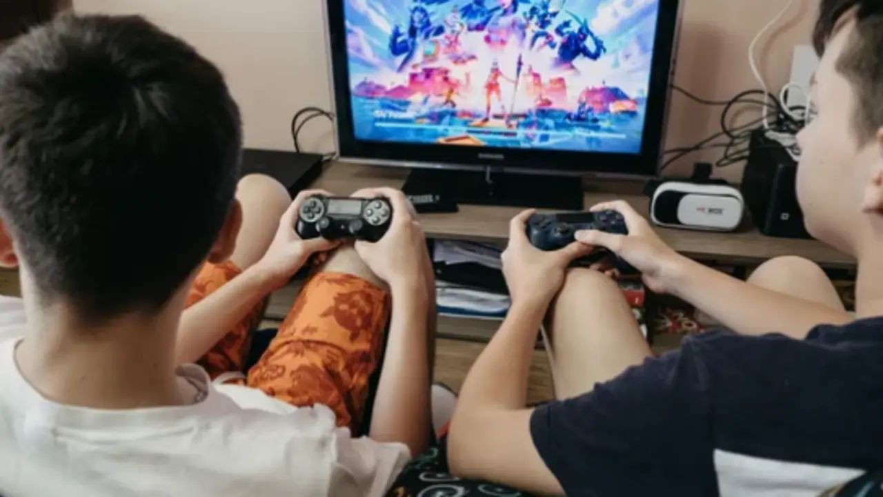 Dos j&oacute;venes jugando a un juego de la play. / A.S.