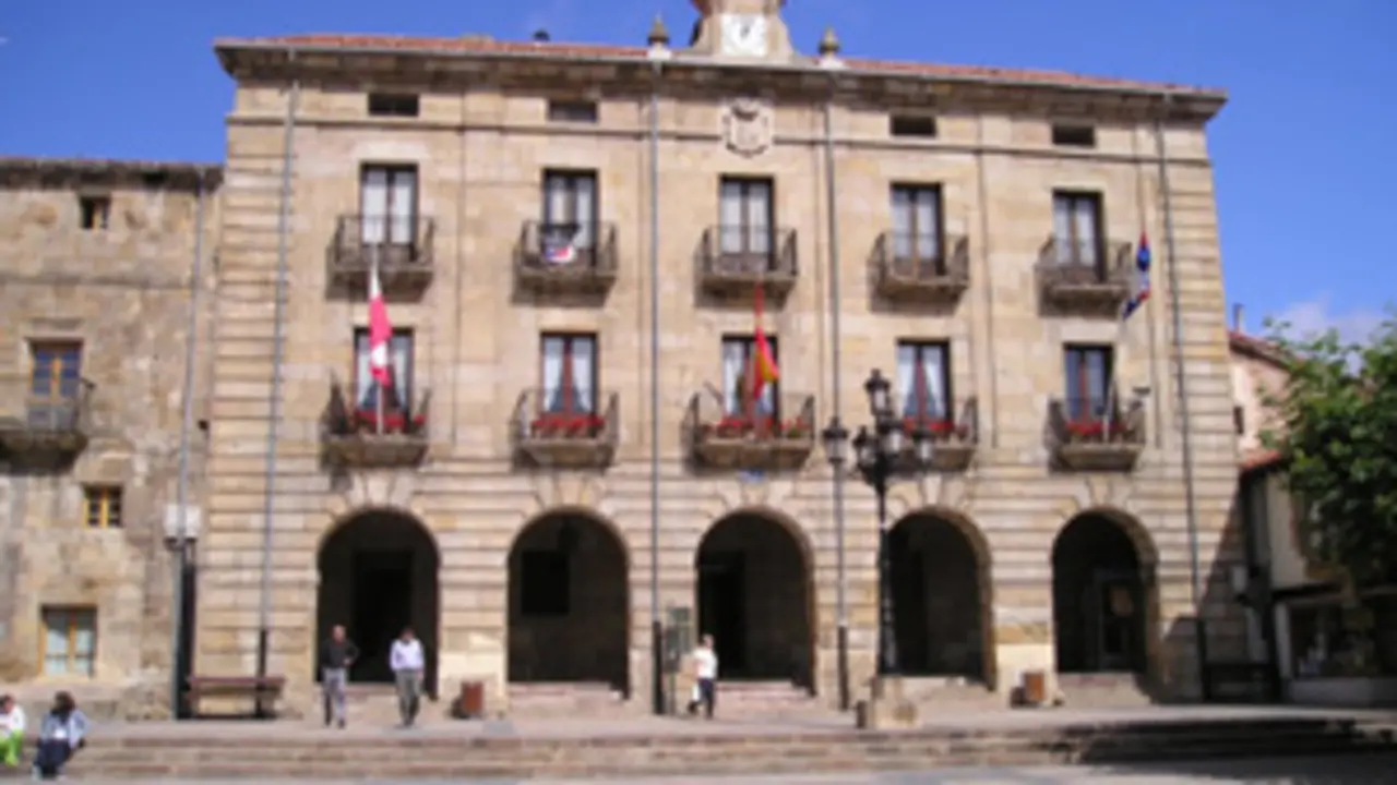 Vista del Ayuntamiento de Reinosa y parte de la plaza. / Alerta