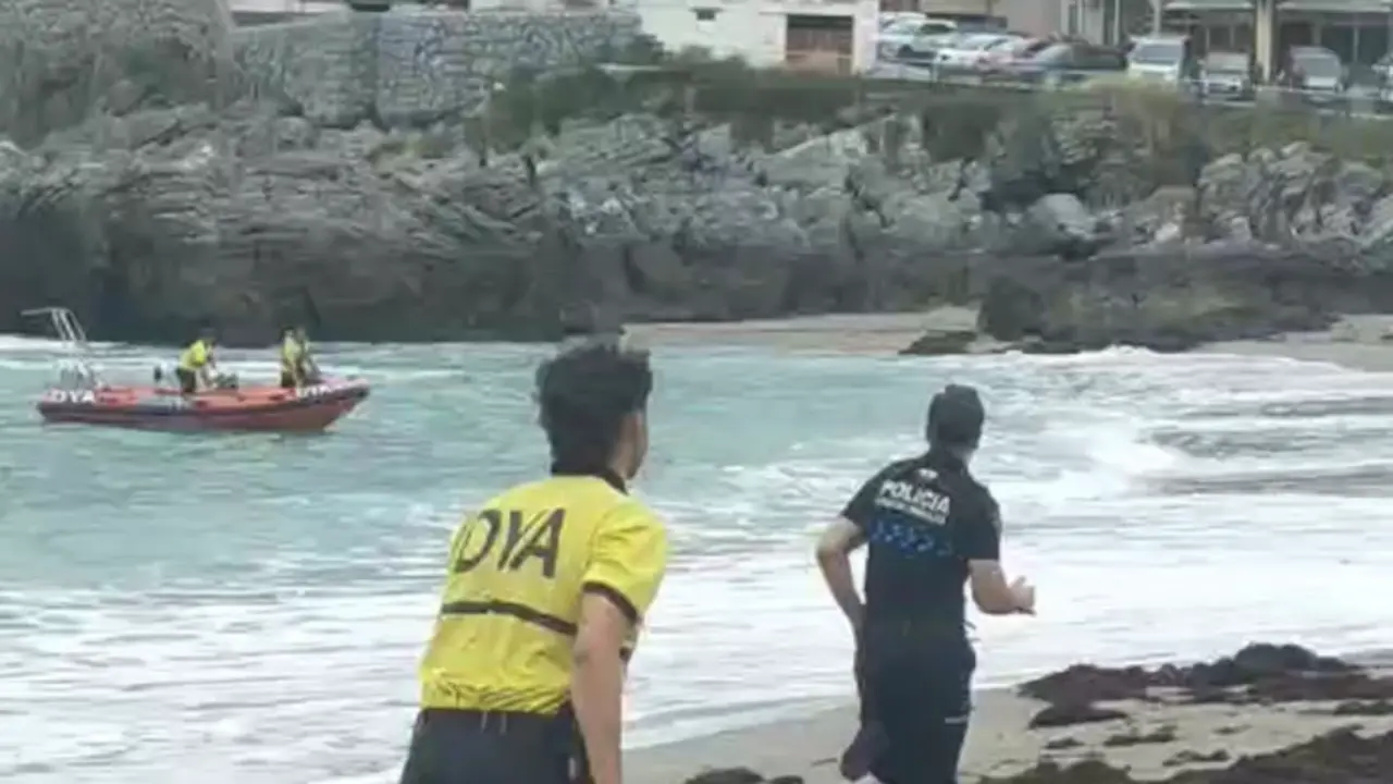 Un polic&iacute;a local de Castro tratando de atrapar al hombre que se adentr&oacute; al mar.