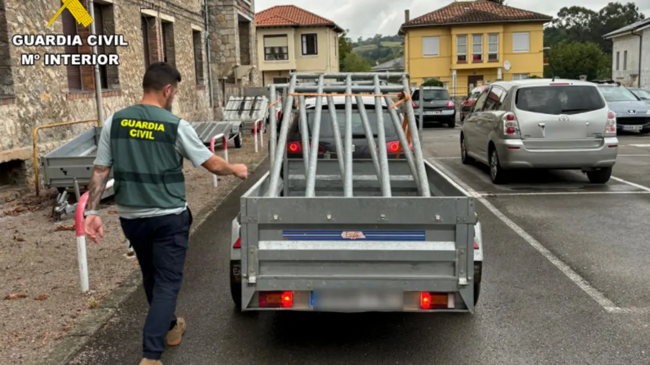 Un Guardia Civil junto a el material robado por el joven de Puente Viesgo. / A.E.