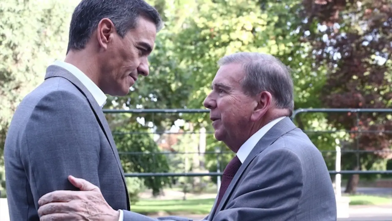 El presidente del Gobierno, Pedro S&aacute;nchez, recibe al candidato opositor venezolano Edmundo Gonz&aacute;lez en el Palacio de la Moncloa. / A.E