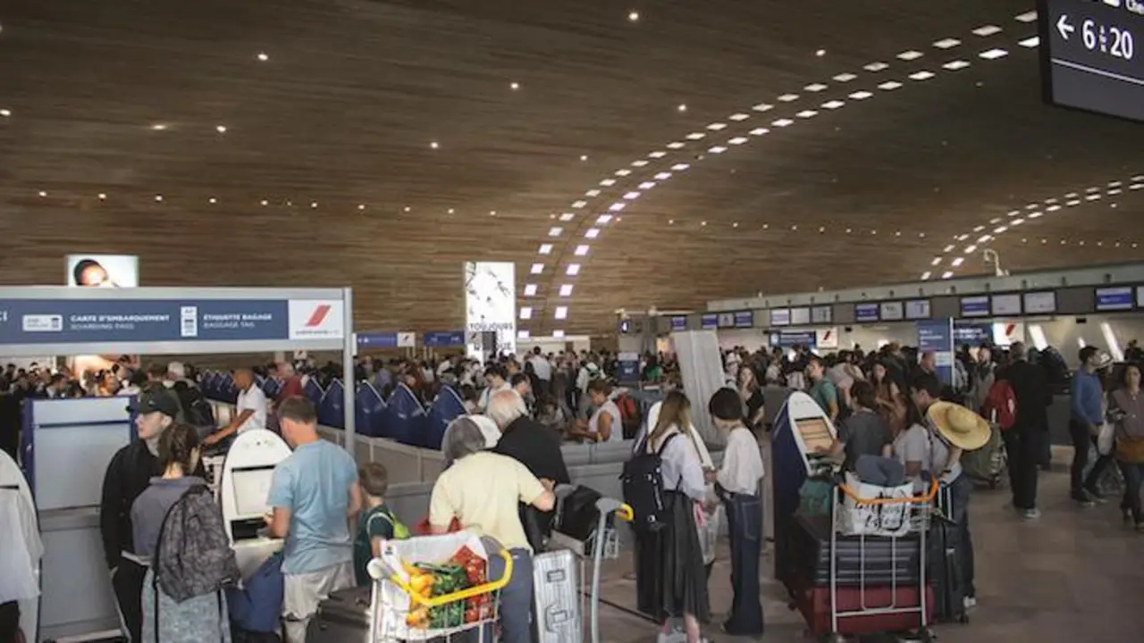 Varias personas en un aeropuerto. / A.E