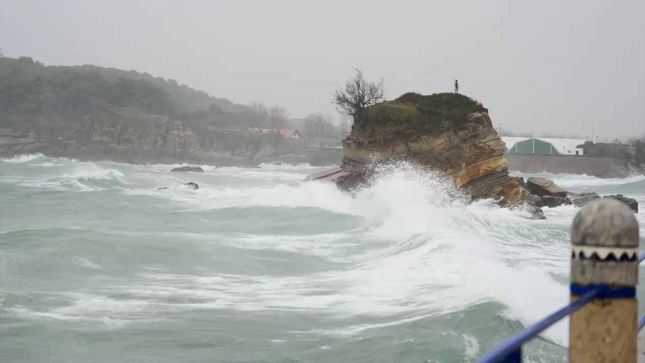 Vista del oleaje en el puerto de Santander. / Juan Manuel Serrano