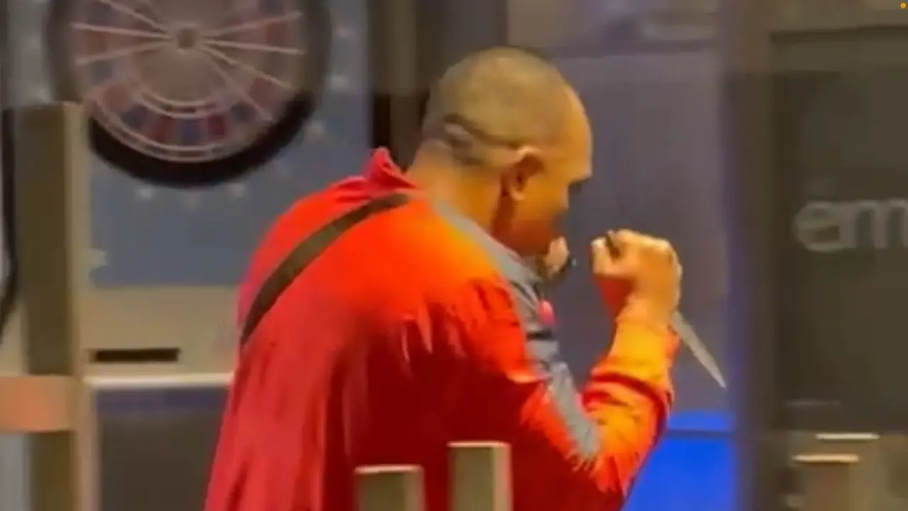 El hombre armado con un cuchillo dentro del bar. / A.E.