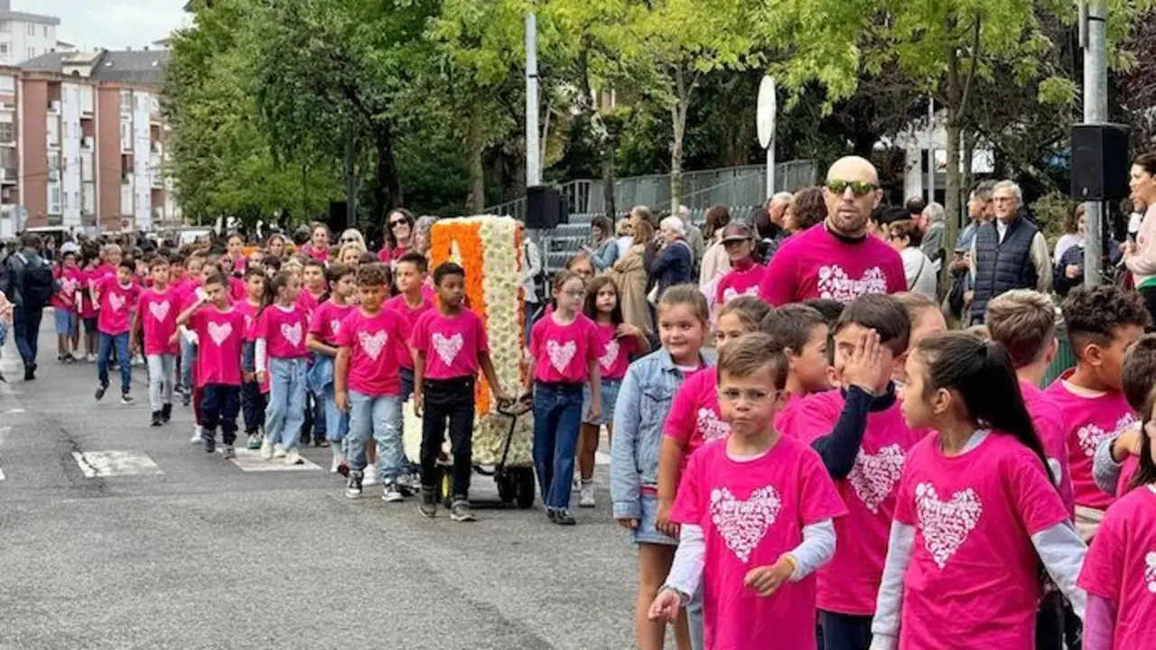 Cientos de alumnos han desfilado esta ma&ntilde;ana por el circuito de la Alameda Miramar con sus peque&ntilde;as carrozas para celebrar la Batalla de Flores Escolar