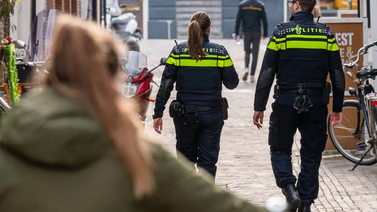 Los agentes de la polic&iacute;a holandesa de espaldas caminando por una calle. / EP