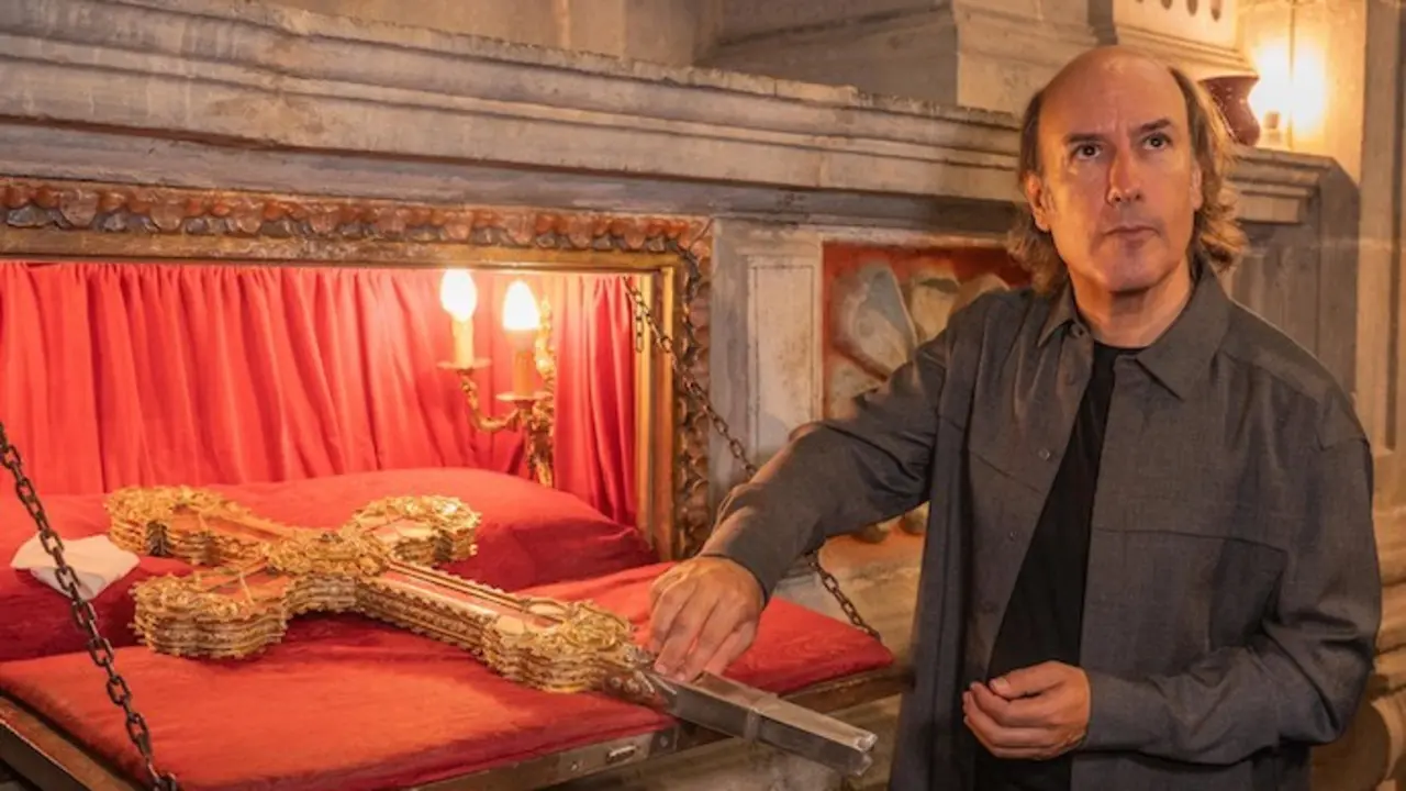 El m&uacute;sico Carlos N&uacute;&ntilde;ez con el Lignum Crucis. / EP

REMITIDA / HANDOUT por GOBIERNO DE CANTABRIA
Fotograf&iacute;a remitida a medios de comunicaci&oacute;n exclusivamente para ilustrar la noticia a la que hace referencia la imagen, y citando la procedencia de la imagen en la firma
13/9/2024