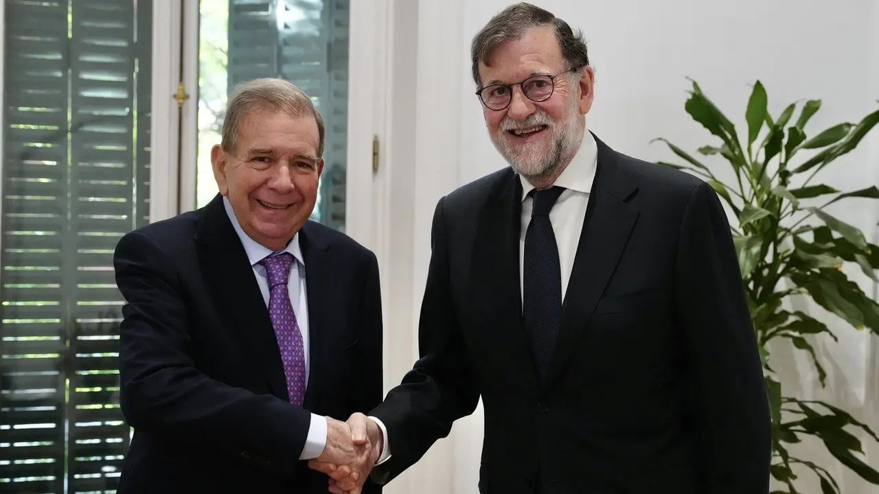 El expresidente del Gobierno Mariano Rajoy se re&uacute;ne con el candidato opositor Edmundo Gonz&aacute;lez. / DAVID MUDARRA
