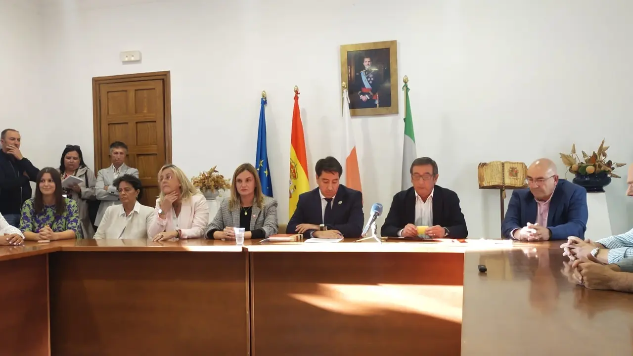 Pleno del Ayuntamiento de Cay&oacute;n en el que el Javier Viar (PP) se convierte en alcalde. / EP