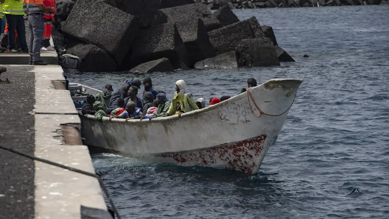 Un cayuco a su llegada al puerto de La Restinga, en El Hierro, Canarias. / Antonio Sempere