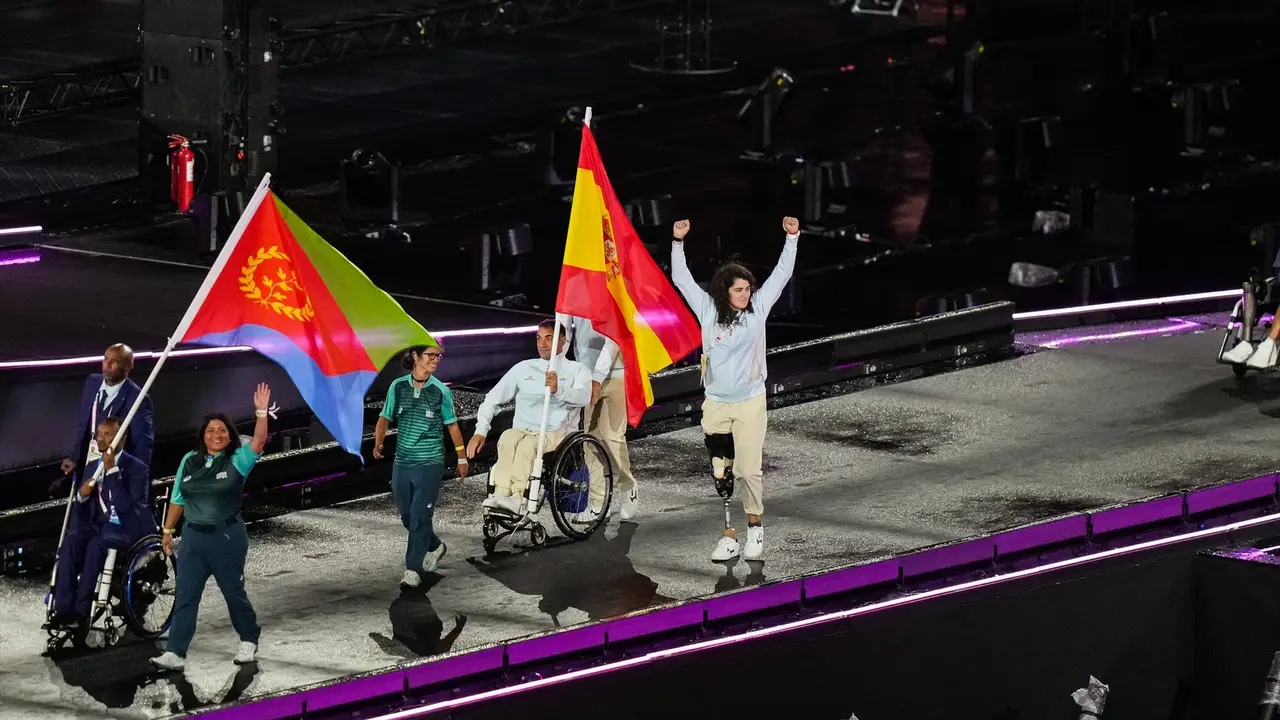 Judith Rodr&iacute;guez y Miguel Luque durante el desfile de los abanderados de la Ceremonia de Clausura de Paris 2024. / Gorka Leiza