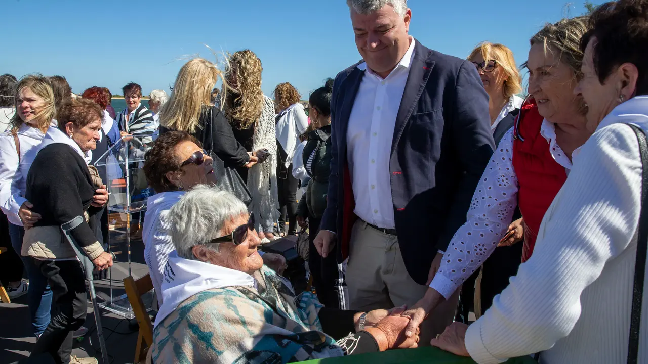 El consejero de Econom&iacute;a, Hacienda, Financiaci&oacute;n Auton&oacute;mica y Fondos Europeos,
Luis &Aacute;ngel Ag&uuml;eros, participa en el homenaje a las mariscadoras. / Alerta