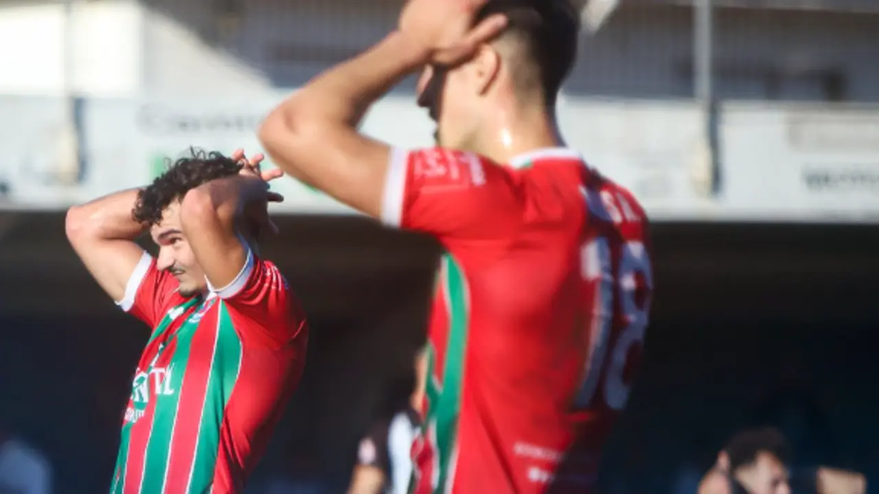 Los jugadores de la Gimn&aacute;stica se echan las manos a la cabeza. / RSGT