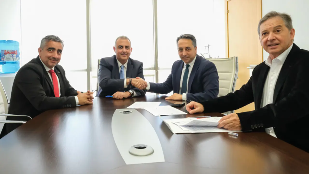 Roberto Media firma un convenio de colaboraci&oacute;n con el Ayuntamiento de Pi&eacute;lagos. /  Ra&uacute;l Lucio
