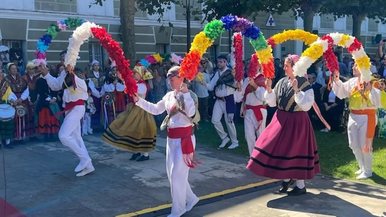 El grupo de Danzas act&uacute;a en La Bien Aparecida, en el santuario de Hoz de Marr&oacute;n. / A.E