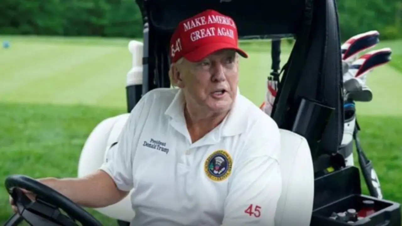 Donald Trump en el 'Trump International Golf Club' durante una ma&ntilde;ana lluviosa en West Palm Beach, Florida. / X