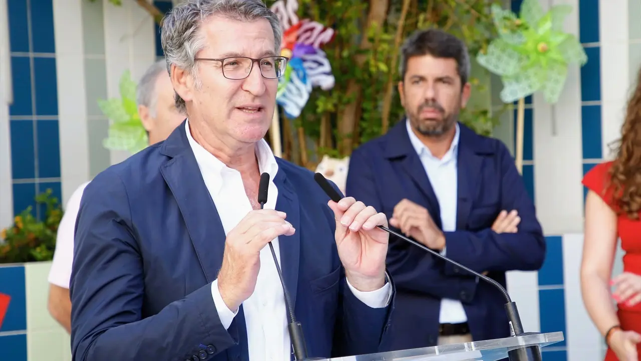 El presidente del Partido Popular, Alberto N&uacute;&ntilde;ez Feij&oacute;o, realiza una intervenci&oacute;n ante los medios de comunicaci&oacute;n junto al presidente del PPCV, Carlos Maz&oacute;n. Joaqu&iacute;n Reina